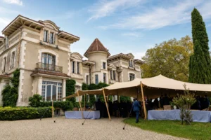 Carpa beduina preparada para un evento en el jardín de un palacio