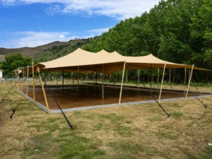 Carpa beduina de gran formato con tarima y anclajes exteriores