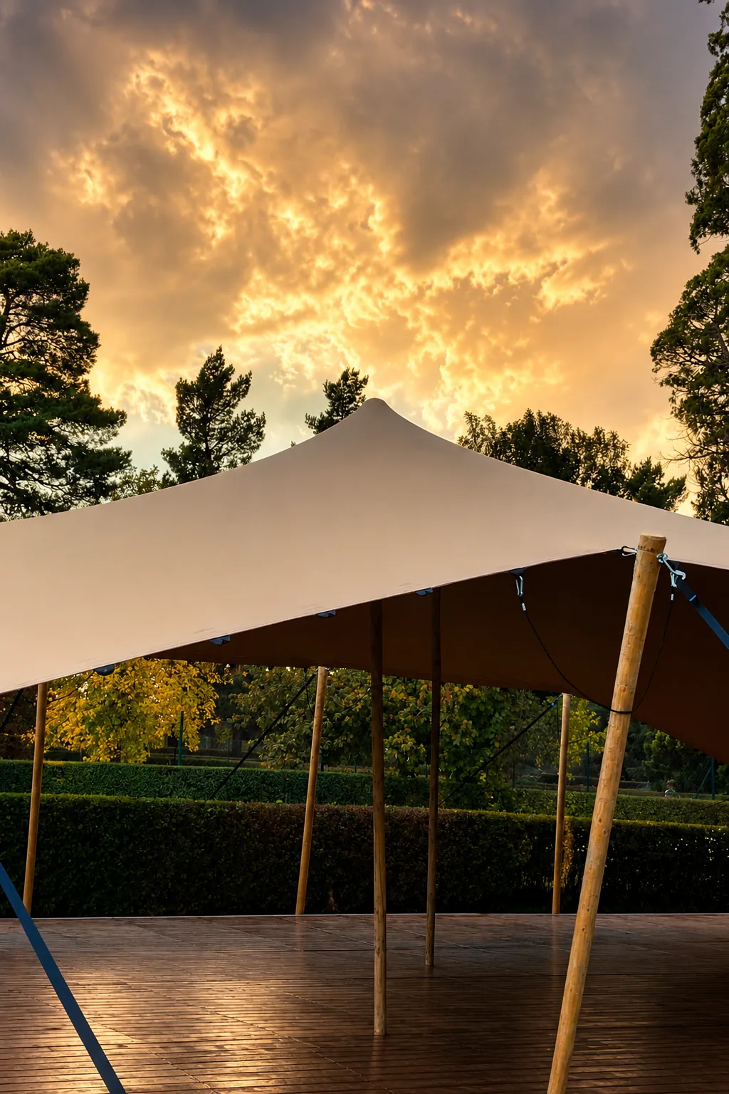 Carpa para boda al aire libre iluminada al atardecer