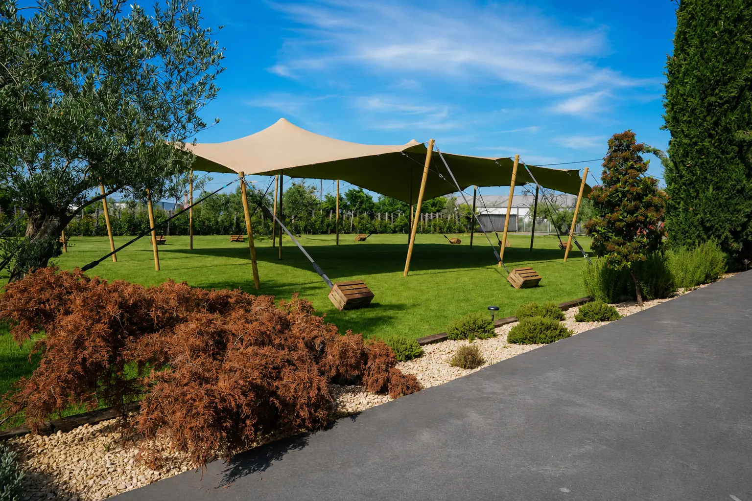 Carpa beduina instalada en un jardín rodeado de vegetación