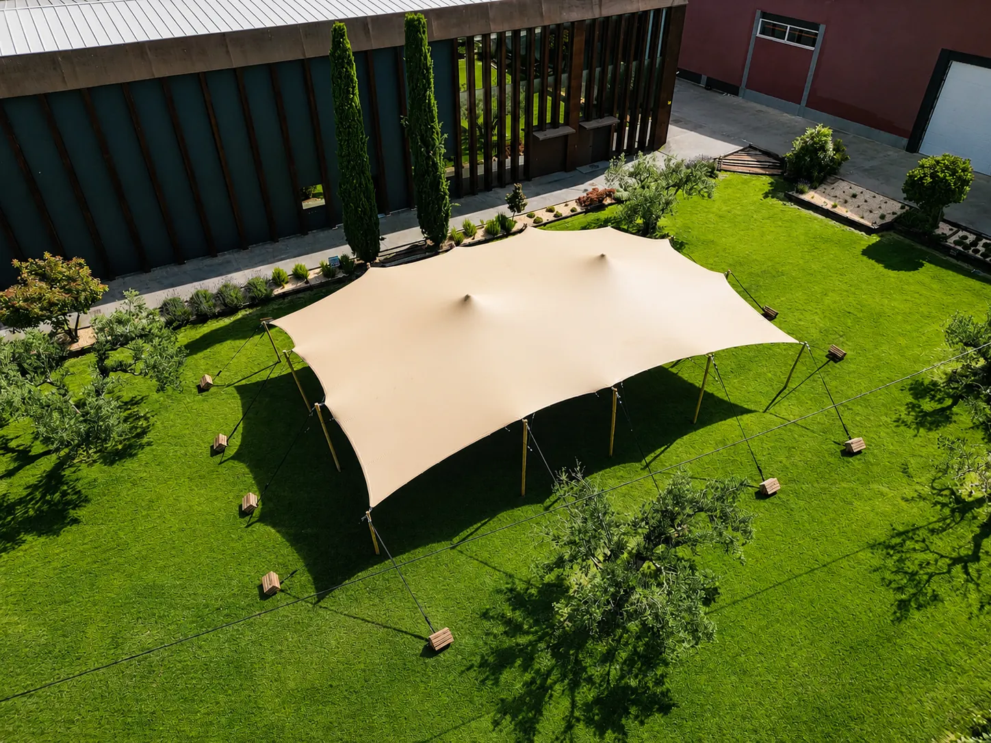Vista aérea de una carpa y su implantación en un jardín