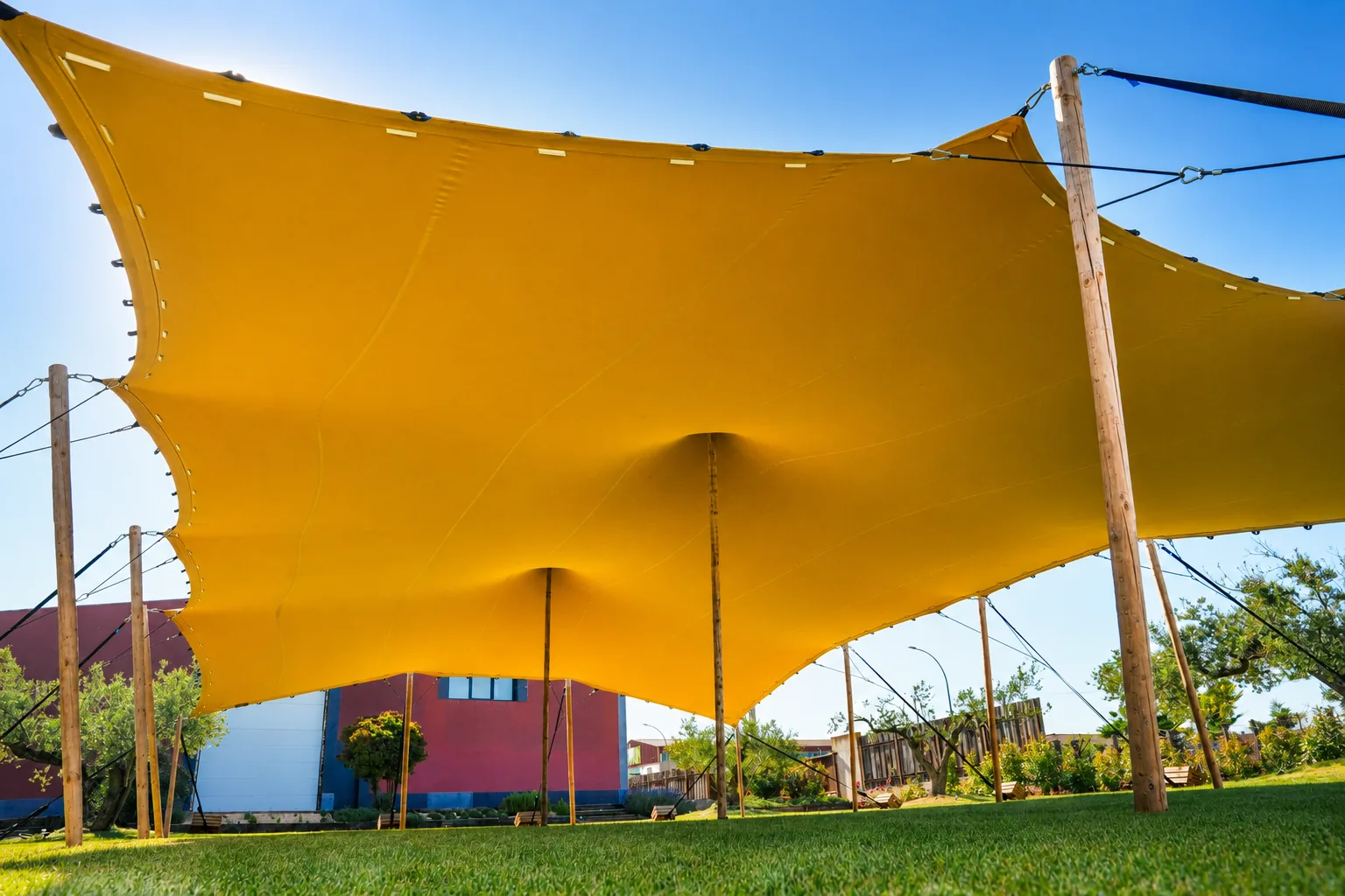 Detalle de lona, mástil y tensado de una carpa