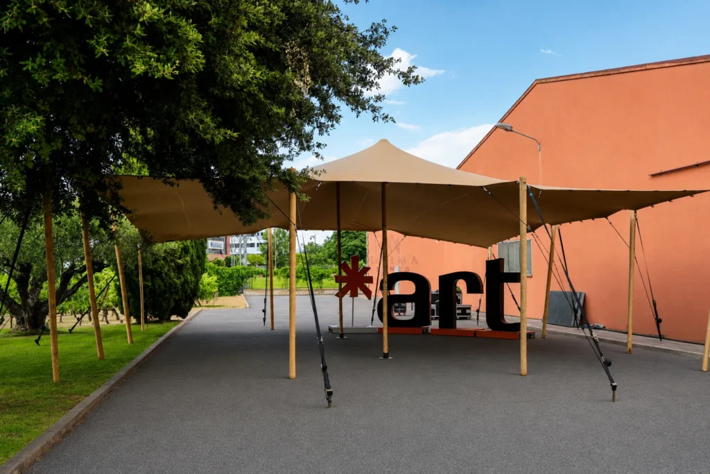 Carpa beduina instalada junto a un edificio en una zona pavimentada